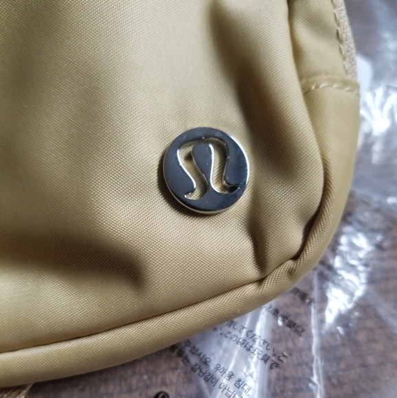 Lululemon Everywhere Belt Bag - Picture 5 of 10